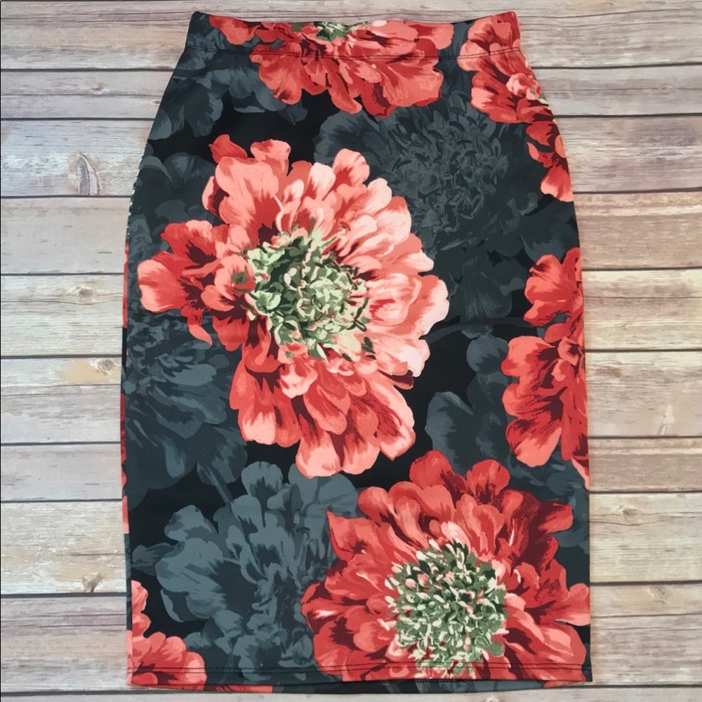 NWT Amelia James Floral Pencil Skirt Small